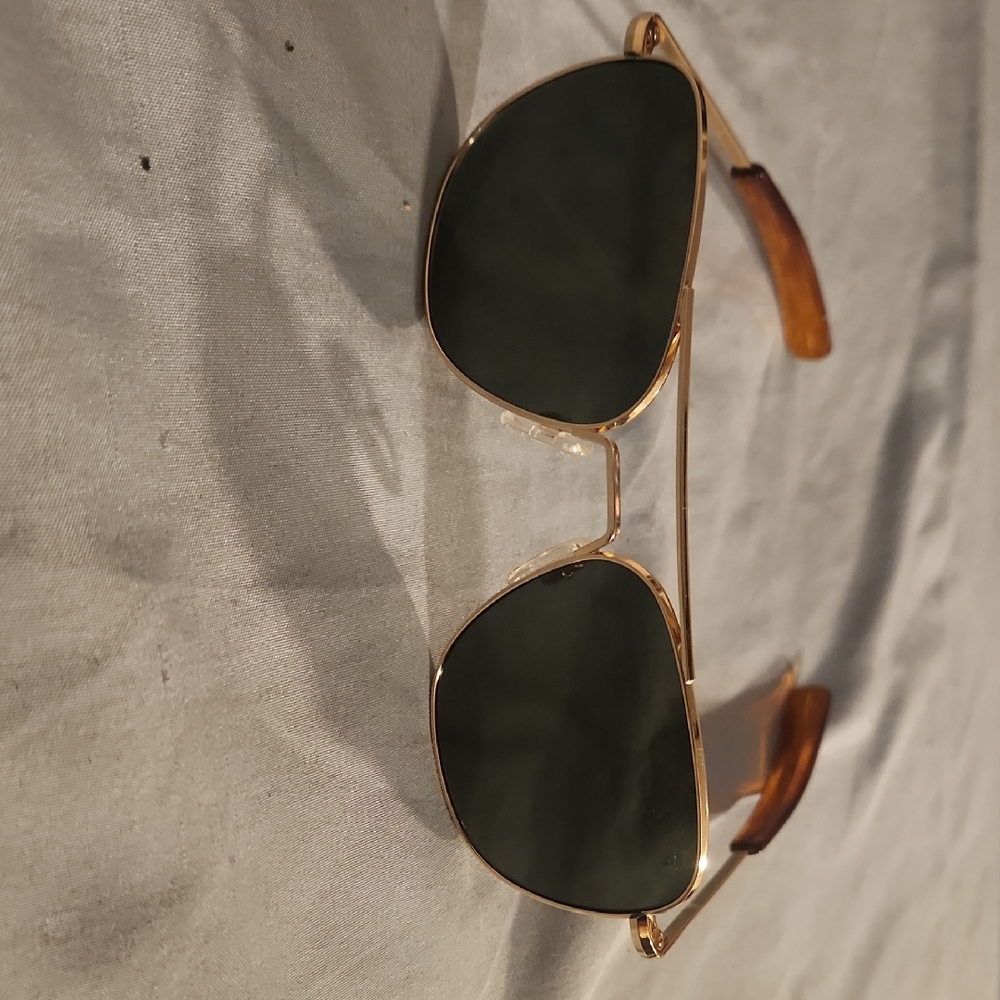 Elegant Gold Frame Aviator Sunglasses